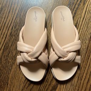 Universal Thread Tan Puffy Slide Sandal. NWOT EUC Size 8.5 Med